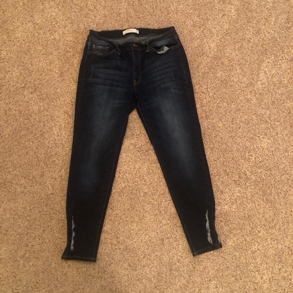 Kancan Skinny Jeans. Size 29. Excellent Condition! Distressed at Ankle.